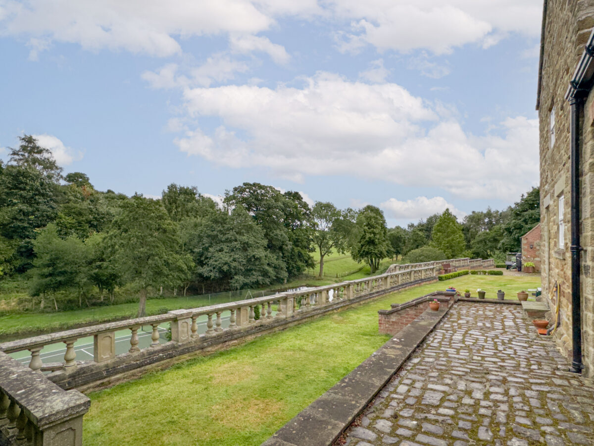 Osgoodby, Osgoodby Hall, YO7