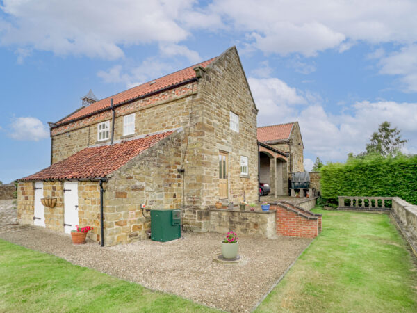 Osgoodby, Osgoodby Hall, YO7