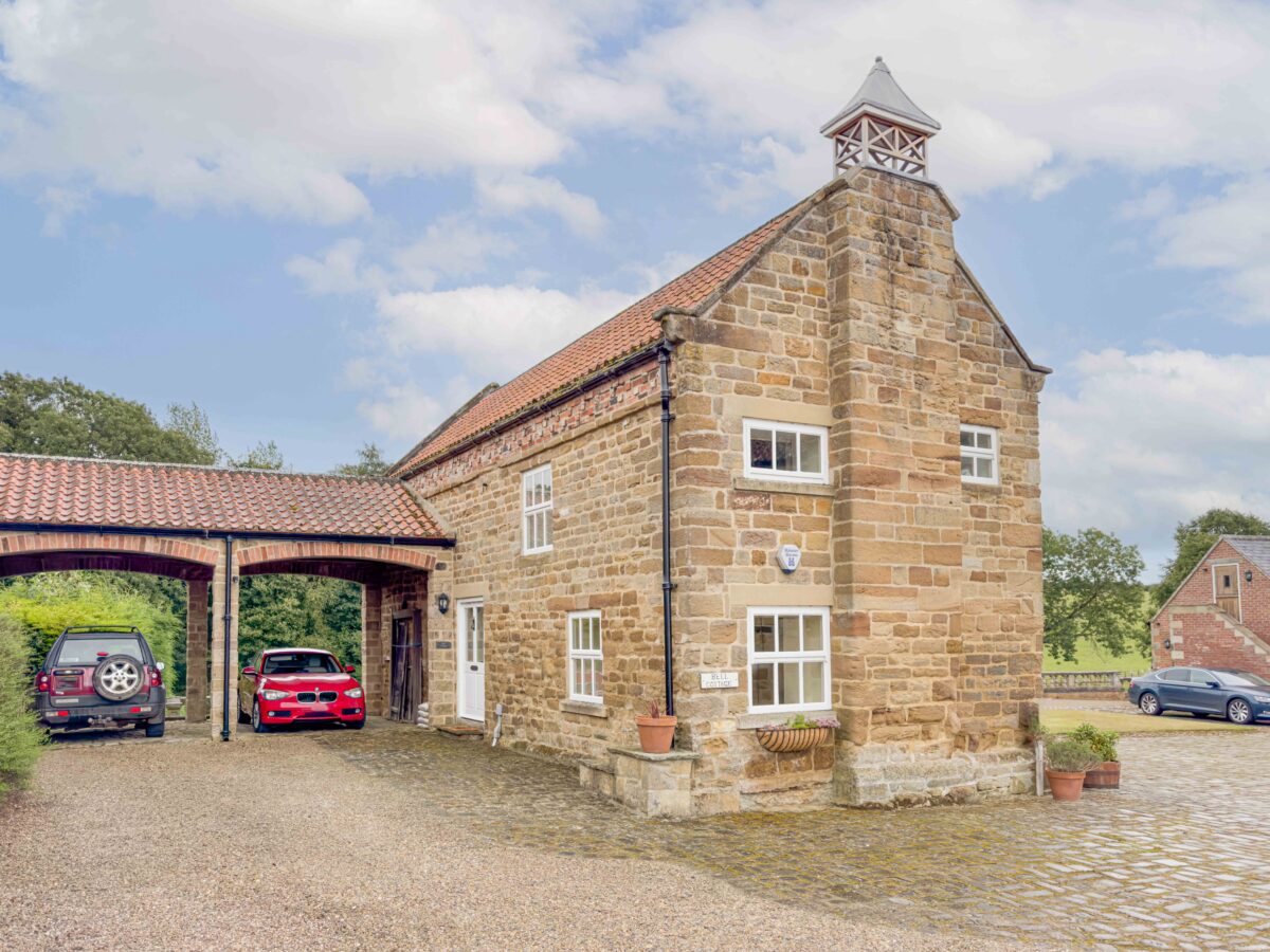Osgoodby, Osgoodby Hall, YO7